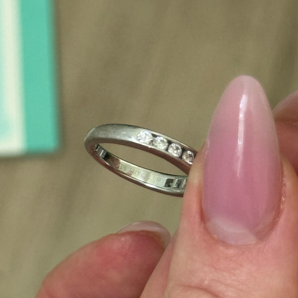 Tiffany & Co Diamond Engagement Ring .83Ct G/ VS2 Round, set in Platinum - Picture 4 of 6
